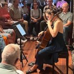 Cecilia García Martí al violonchelo en las antiguas salinas de Los Cancajos
