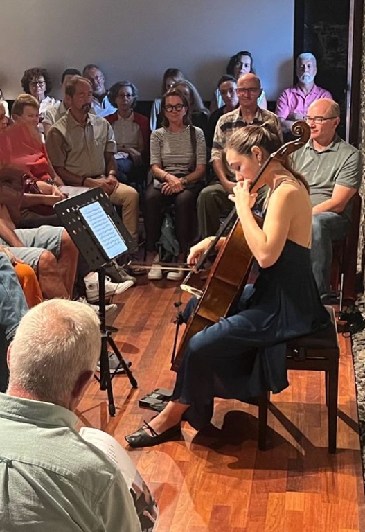 Cecilia García Martí al violonchelo en las antiguas salinas de Los Cancajos