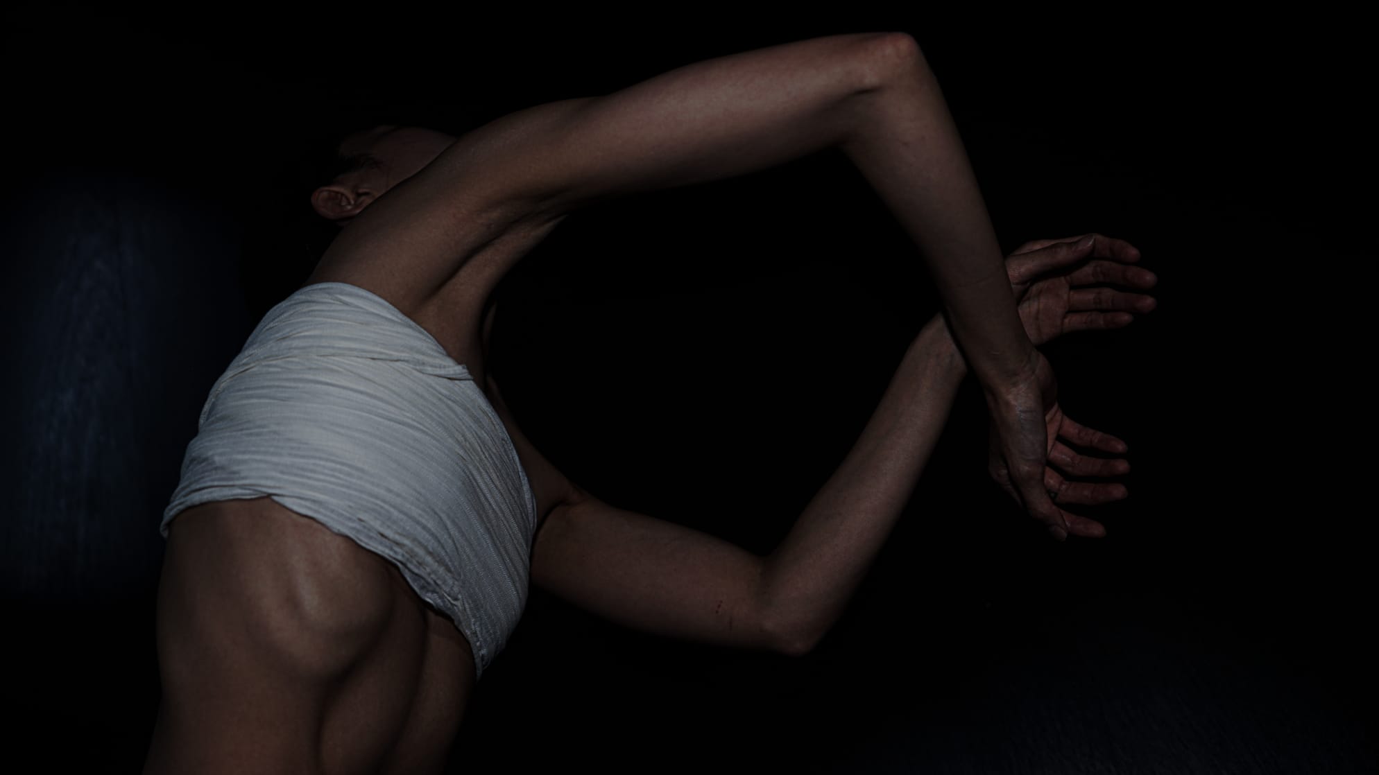 "Fangs": AnYoung Sung reinterpreta la danza de espadas coreana