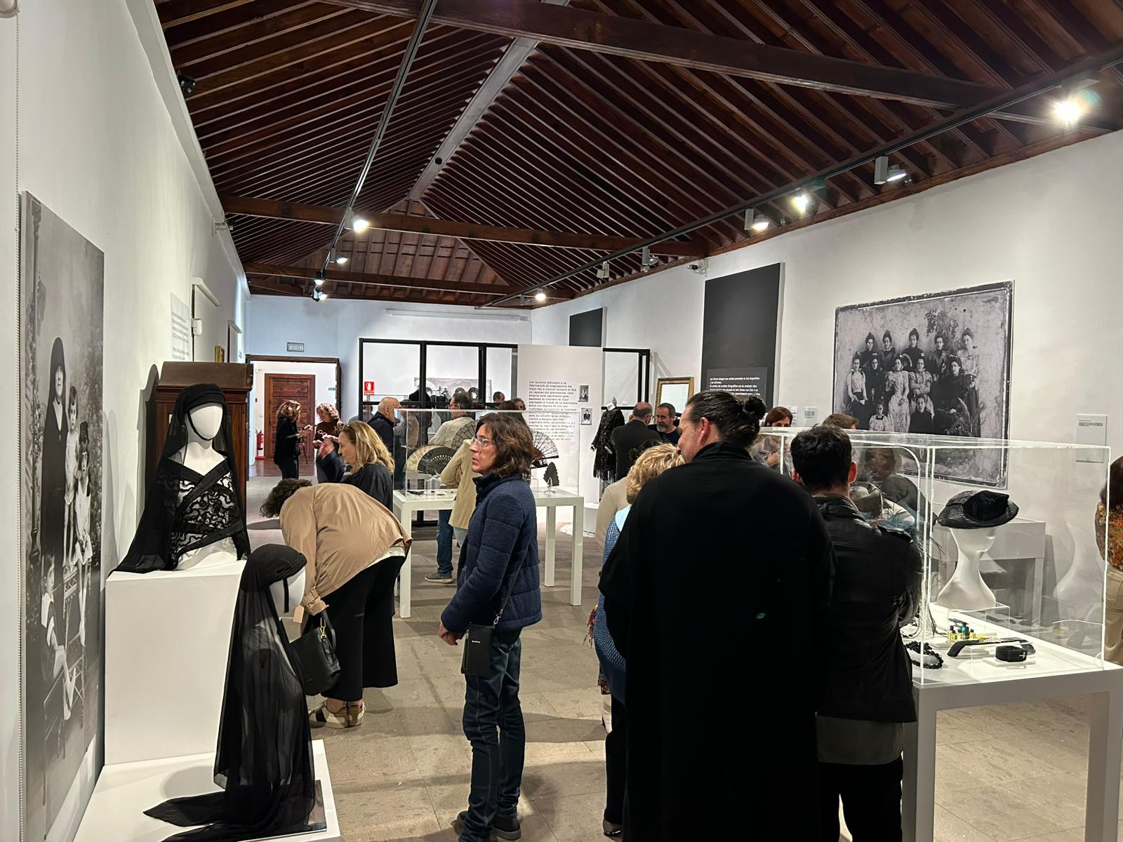 Exposición "El color negro: elegancia, luto y muerte", en el Museo Insular
